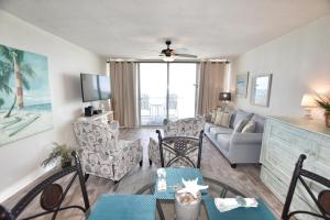 uma sala de estar com um sofá e uma mesa com cadeiras em 0804 Waters Edge Resort condo em Myrtle Beach