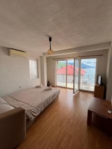 ein großes Schlafzimmer mit einem Bett und einem großen Fenster in der Unterkunft Villa Marto Old Town Ohrid in Ohrid