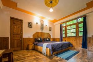 Rúm í herbergi á Hippie Panda Hostel