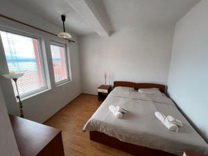 ein Schlafzimmer mit einem Bett mit zwei Handtüchern darauf in der Unterkunft Villa Marto Old Town Ohrid in Ohrid