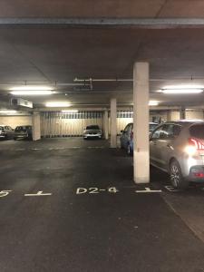 un garage avec des voitures qui y sont garées dans l'établissement Waterside by Tŷ SA -Free Parking, à Cardiff