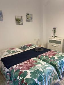 1 dormitorio con 1 cama con un edredón colorido en Apartamento La Pepa - Santa Cruz de La Palma, en Santa Cruz de la Palma