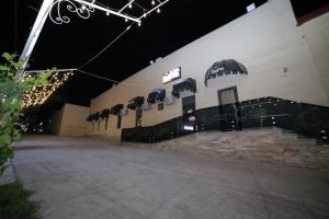 um edifício com um palco com luzes em Al Hilal Hostel em Samarkand