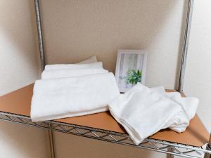 a shelf with white towels on it in a mirror at Shinjuku/Shin-Okubo Sta 2min walk/Kabukicho 5 min in Tokyo +60 photos
