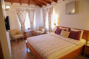 1 dormitorio con 1 cama grande en una habitación en Alacatı Leylak Hotel, en Alacati
