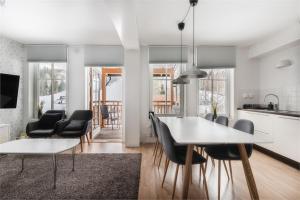 KungsbergetNatur في Järbo: مطبخ وغرفة طعام مع طاولة وكراسي
