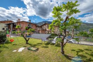a yard with a bench and a tree at Le Nid Charmant Cir n. 132 in Aosta