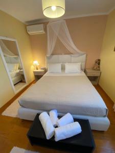 een slaapkamer met een bed en 2 handdoeken op een dienblad bij Lori House in Corfu. Feel like your home in Skriperón