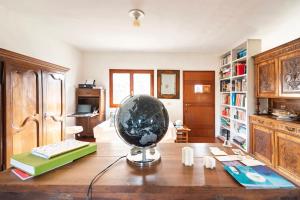 a room with a desk with a globe on a table at Casa ridente in Arzachena