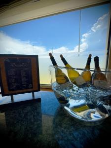 una copa llena de botellas de champán en una mesa en Albergo Trattoria Friulana AL TAJ, en Sevegliano