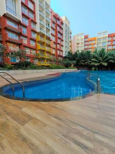 莫尔穆冈Elegant 2 BHK, Pool Front, Zennova Stays的部分公寓大楼前的游泳池 更多32张照片