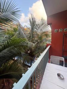 Elegant 2 BHK, Pool Front, Zennova Stays的阳台或露台