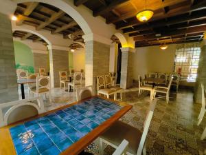 Elegant 2 BHK, Pool Front, Zennova Stays餐厅或其他用餐的地方
