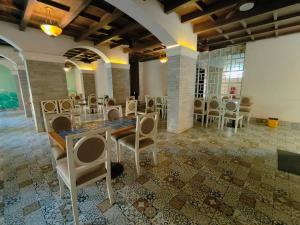 Elegant 2 BHK, Pool Front, Zennova Stays的休息区