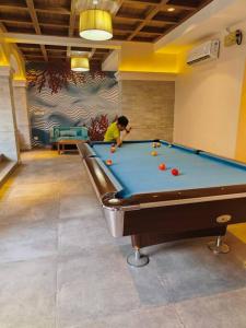 Elegant 2 BHK, Pool Front, Zennova Stays内的一张台球桌