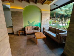 Elegant 2 BHK, Pool Front, Zennova Stays的休息区