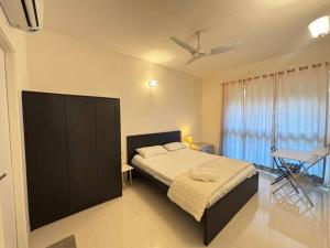 Elegant 2 BHK, Pool Front, Zennova Stays客房内的一张或多张床位