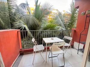 Elegant 2 BHK, Pool Front, Zennova Stays的阳台或露台