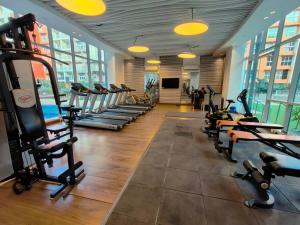 Elegant 2 BHK, Pool Front, Zennova Stays的健身中心和/或健身设施