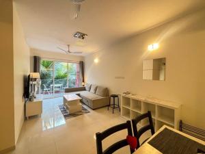 Elegant 2 BHK, Pool Front, Zennova Stays的电视和/或娱乐中心