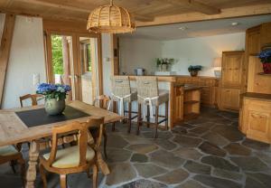 eine große Küche mit einem Holztisch und Stühlen in der Unterkunft Lakeside Chalet with Panorama View in Thun