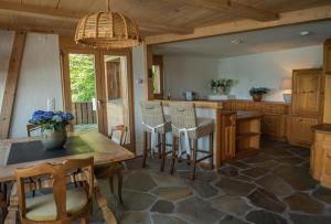 eine Küche mit einem Tisch und Stühlen im Zimmer in der Unterkunft Lakeside Chalet with Panorama View in Thun