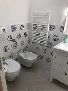 um banheiro branco com um vaso sanitário e uma pia em Stella d'Argento em Porto Santo Stefano