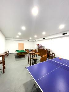 Taula de ping-pong a Hostel Casa Mia SR o a prop