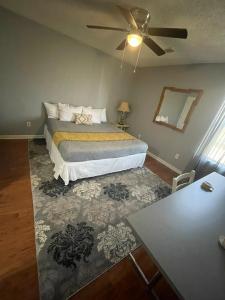 Letto o letti in una camera di Spacious, State Line, Private Pool with king Beds