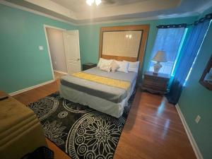 una camera da letto con un letto in una stanza con pareti blu di Spacious, State Line, Private Pool with king Beds a Olive Branch