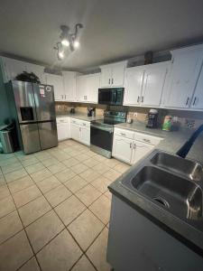 Cucina o angolo cottura di Spacious, State Line, Private Pool with king Beds