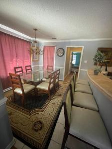 Area soggiorno di Spacious, State Line, Private Pool with king Beds