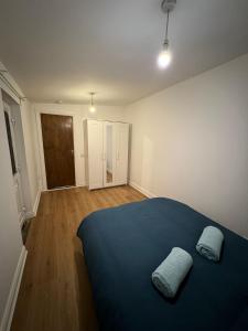 1 dormitorio con 1 cama azul y 2 almohadas en Cosy Apartment near City Center, en Dublín