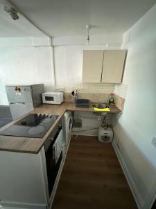 una pequeña cocina con encimera y fregadero en Cosy Apartment near City Center, en Dublín