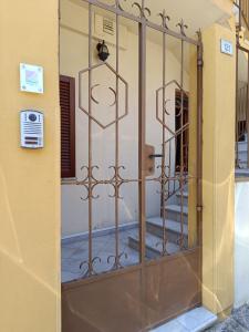 una puerta de entrada a un edificio con puerta de hierro en Da Nonna Lù, en Quartu SantʼElena