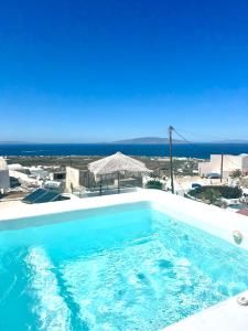 - une piscine avec vue sur l'océan dans l'établissement Oinos Luxury Suites, à Foinikiá