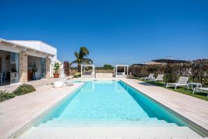 uma piscina no quintal de uma casa em Villa Lucia con piscina privata vicino al mare em Gallipoli