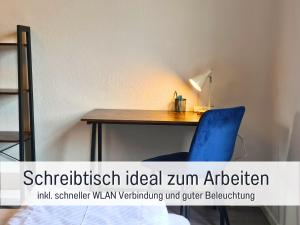 Schöne, ruhige Stadtwohnung, Küche, SmartTV, 1-5 Pers في براندنبورغ آن دير هافل: مكتب مع كرسي أزرق في الغرفة