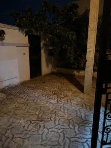 Habitación con suelo de piedra y puerta en Villa dhia en Houmt El Souk