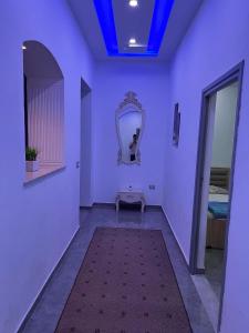 Habitación con techo azul, espejo y alfombra. en Villa dhia, en Houmt El Souk