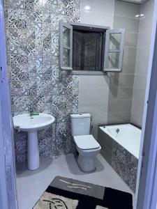 豪邁特蘇格的住宿－Villa dhia，浴室配有卫生间、盥洗盆和浴缸。