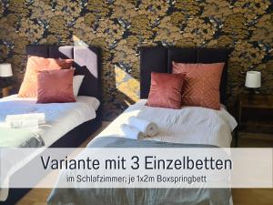 Schöne, ruhige Stadtwohnung, Küche, SmartTV, 1-5 Pers في براندنبورغ آن دير هافل: سريرين يجلسون بجانب بعض في غرفة