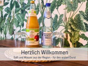 勃蘭登堡的住宿－Schöne, ruhige Stadtwohnung, Küche, SmartTV, 1-5 Pers，桌子上放着两瓶啤酒