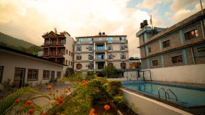 Bazén v ubytování Royal Kushma Resort nebo v jeho okolí