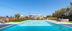 uma piscina no quintal de uma casa em Achatis Apartments with sea view em Kolymvari