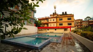 Bazén v ubytování Royal Kushma Resort nebo v jeho okolí