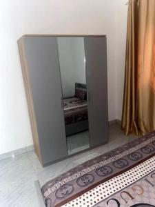 a bathroom with a mirror and a rug on the floor at 3 Bedroom Apartment in Brusubi in Jamisa