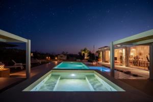uma piscina no meio de uma casa à noite em Villa Lucia con piscina privata vicino al mare em Gallipoli
