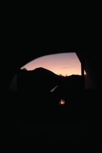 una ventana con vistas a la puesta de sol. en Seattle Knuckles, en Rangala