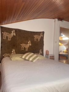 富恩特拉維亞的住宿－guardil，一间卧室配有一张带床头板和枕头的床